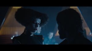 �����